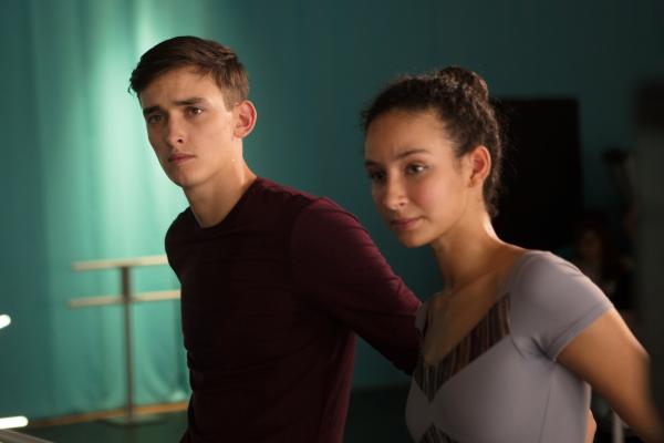 Bild 1 von 8: Nico (Jake Swift, li.) und Ines (Eubha Akilade, re.) mögen einander nicht. Ines hat den Verdacht, dass Nico etwas zu verbergen hat und Nico befürchtet, dass Ines hinter sein Geheimnis kommen könnte.