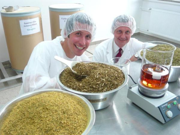 Bild 1 von 1: Willi bei der Firma Bionorica mit Dr. Joachim Erler.