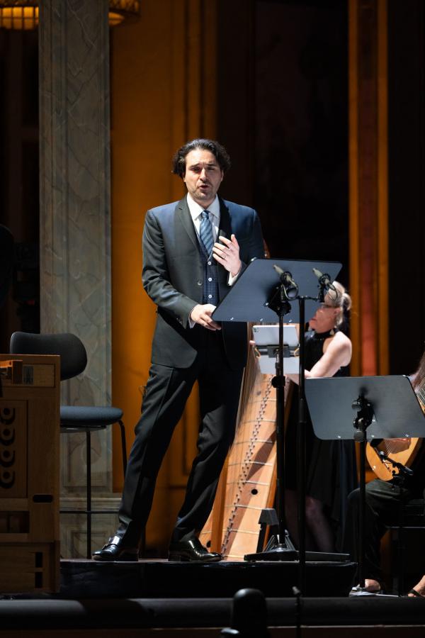 Bild 1 von 12: Der Countertenor Carlo Vistoli (im Bild) und die Capella Mediterranea nehmen Sie mit in die wilde Welt der jungen Oper, unter der Leitung von Leonardo García-Alarcón.