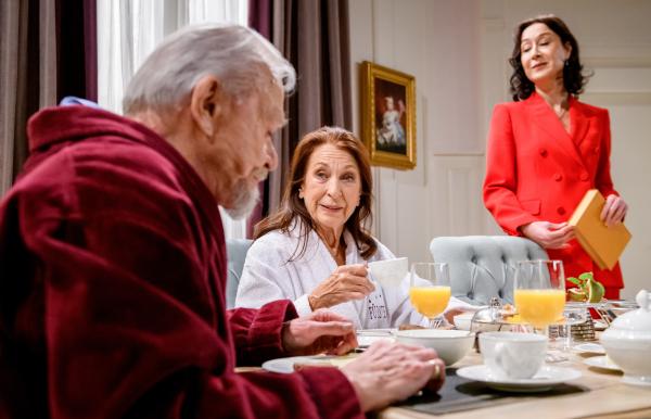 Bild 1 von 7: Mona (Daniela Ziegler, m.) und Werner (Dirk Galuba, l.)  lassen sich ihr frisches Liebesglück nicht von Sophia ( Krista Brikner, r.) verderben.