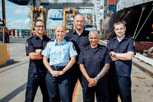 Bild 1 von 3: Beamte der Grenzkontrolle im Umfeld von Hafen und Frachtverkehr - ein Bereich, in dem regelmäßig illegale Waren abgefangen werden.