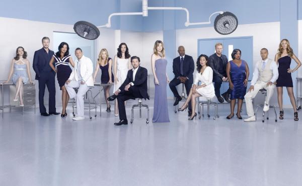 Bild 1 von 43: (7. Staffel) - Grey's Anatomy: (v.l.n.r.) April (Sarah Drew), Mark (Eric Dane), Callie (Sara Ramirez), Alex (Justin Chambers), Arizona (Jessica Capshaw), Lexie (Chyler Leigh), Derek (Patrick Dempsey), Meredith (Ellen Pompeo), Richard (James Pickens, Jr.), Cristina (Sandra Oh), Owen (Kevin McKidd), Miranda (Chandra Wilson), Jackson (Jesse Williams) und Teddy (Kim Raver) ...