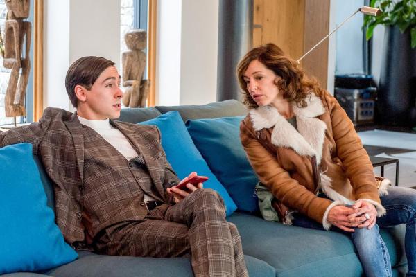 Bild 1 von 16: Im Bild: Lukas Hupfeld (Erwin Wörndl), Julia Cencig (Nina Pokorny).