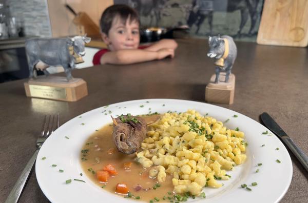 Bild 1 von 4: Aus dem Fleisch des Grauviehs werden Rinderrouladen zubereitet. (Hintergrund: Pius Hausegger)