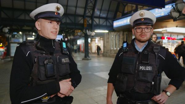 Bild 1 von 1: Im Hamburger Hauptbahnhof gehen Lukas (li.) und Jonathan von der Bundespolizei auf Streife