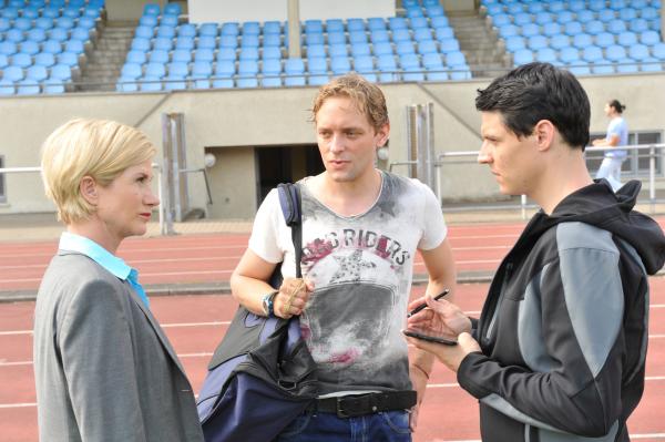 Bild 1 von 6: Dennis Pflieger (Florian Rummel, M.) streitet die Missbrauchsvorwürfe vor Martina Seiffert (Astrid M. Fu?nderich, l.) und Rico Sander (Benjamin Strecker, r.) ab. Können sie ihm glauben?