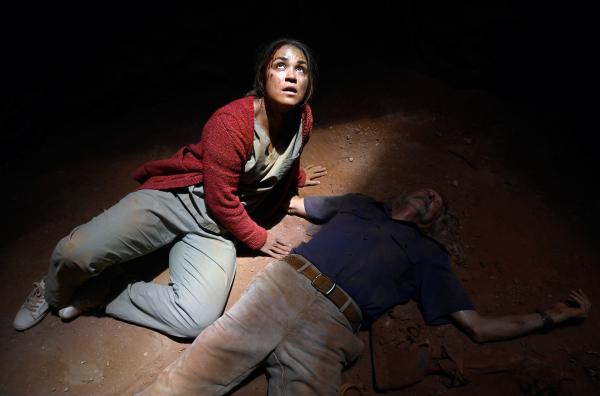 Bild 1 von 8: Mary (Tuuli Narkle, li.) hat den gefährlichen Sturz in einen alten Minenschacht überlebt. Ihr Verfolger Rex (George Shevtsov, re.) auch?