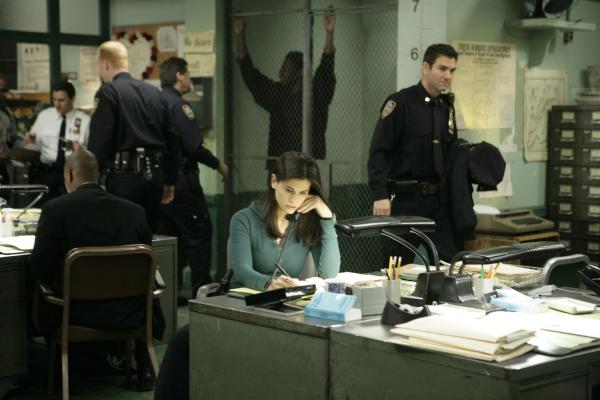 Bild 1 von 4: Milena Govich as Detective Nina Cassady -- NBC