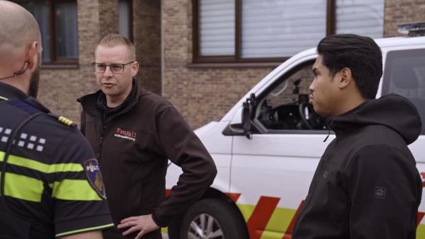 Bild 1 von 7: Dennis and Iggy talk to a police officer in Amsterdam, Netherlands.