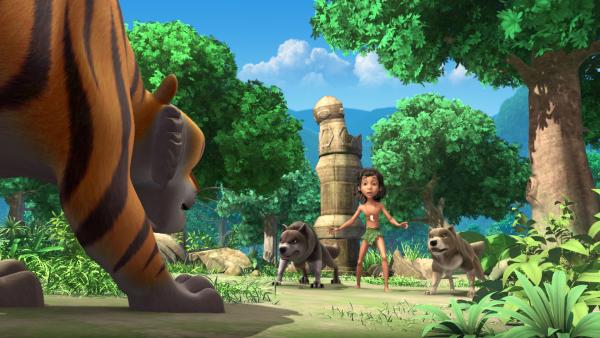 Bild 1 von 5: Shir Khan (v.l.) bedroht Lali, Mogli und Bala (v.l.n.r.).