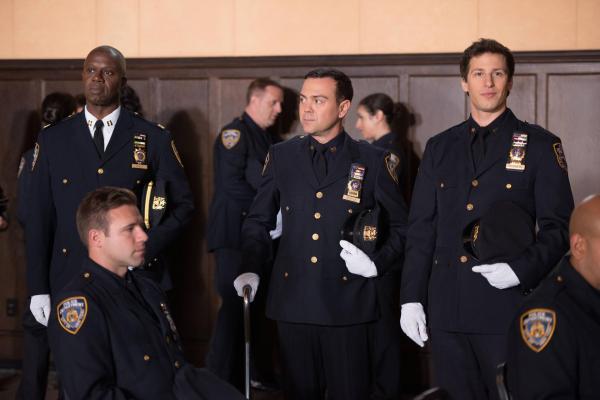 Bild 1 von 14: (v.l.n.r.) Captain Ray Holt (Andre Braugher); Charles Boyle (Joe Lo Truglio); Jake Peralta (Andy Samberg)