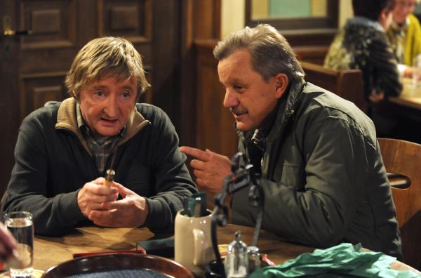 Bild 1 von 14: Xaver begutachtet sein neues Messer. Von links: Xaver (Michael Schreiner) und Lorenz Schattenhofer (Werner Rom).