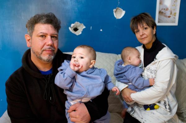Bild 1 von 4: Die ständigen Beben haben am Haus von Familie Boragine bereits deutliche Schäden hinterlassen.