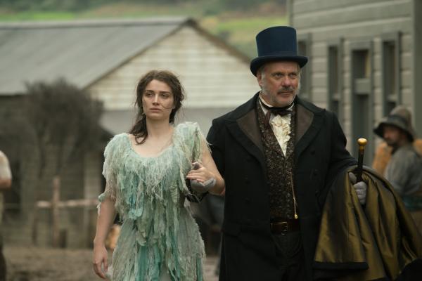 Bild 1 von 4: Anna Wetherell (Eve Hewson, l.); Dick Mannering (Erik Thomson, r.)