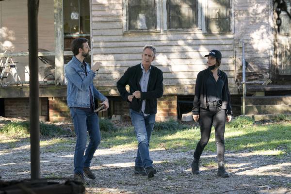 Bild 1 von 9: (v.l.n.r.) Sebastian Lund (Rob Kerkovich); Dwayne Pride (Scott Bakula); Tammy Gregorio (Vanessa Ferlito)