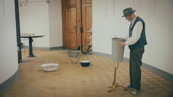 Bild 1 von 23: Im Bild: Hans Tschiritsch bereitet Wassertropfeninstallation im Wasserturm Favoriten vor.