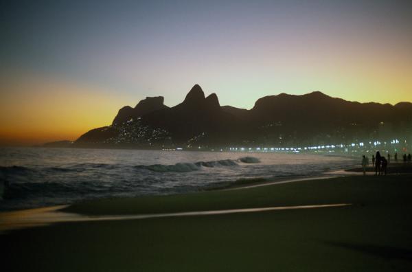 Bild 1 von 1: Ipanema zählt neben der nordöstlich gelegenen Copacabana zu den bekanntesten Stränden Rio de Janeiros.