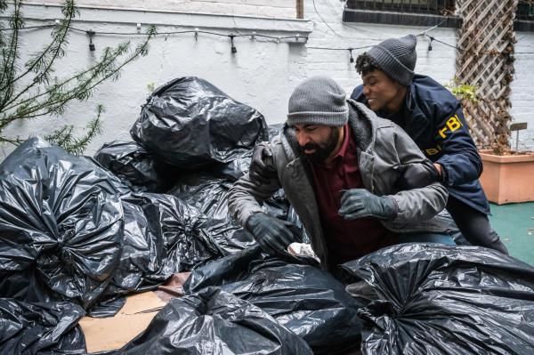 Bild 1 von 8: James Wright (Don DiPetta, l.); Special Agent Tiffany Wallace (Katherine Renee Turner, r.)