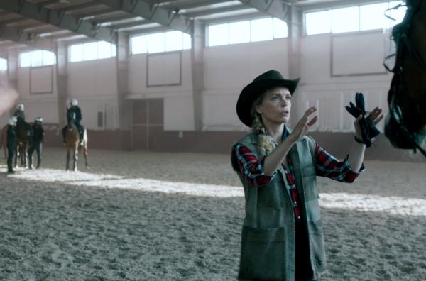Bild 1 von 7: Wiebke (Nina Hoss) trainiert mit großem Erfolg Pferde für den Einsatz im Polizeidienst.