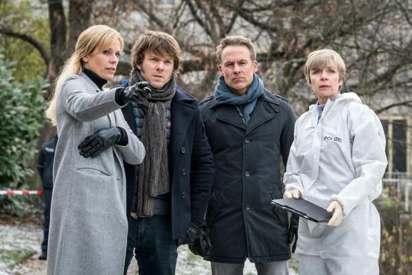 Bild 1 von 5: (v.l.n.r.) Ina Zimmermann (Melanie Marschke); Tom Kowalski (Steffen Schroeder); Jan Maybach (Marco Girnth); Prof. Dr. Sabine Rossi (Anna Stieblich)