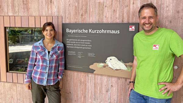 Bild 1 von 3: Im Alpenzoo Innsbruck erfährt Anna von André, wie sie hier die Bayerische Kurzohrmaus vor dem Aussterben bewahren wollen. (André Stadler)