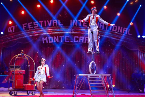 Bild 1 von 4: Einmal im Jahr treffen sich auf Einladung von Prinzessin Stéphanie von Monaco, Schirmherrin des Festivals, Top-Artist:innen aus aller Welt, um vor einer Fachjury und einem großen Publikum ihr Können zu zeigen, in der Hoffnung, einen der begehrten Clown-Auszeichnungen zu gewinnen: Akrobatik, nervenaufreibende Nummern am Trapez oder auf dem Hochseil sowie Clownerie erwarten das Zirkuspublikum.