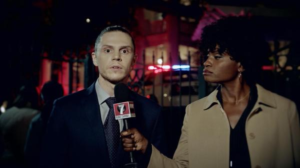 Bild 1 von 2: Kai Anderson (Evan Peters, l.); Beverly Hope (Adina Porter, r.)