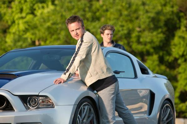 Bild 1 von 14: Tobey Marshall (Aaron Paul, l.) und sein Kumpel Pete (Harrison Gilbertson, r.) lassen sich auf ein illegales Rennen mit dem skrupellosen Dino ein. Eine fatale Entscheidung ...