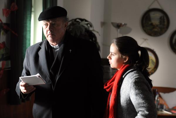 Bild 1 von 8: Pfarrer Kurz und Charlie können es nicht fassen, dass Amir verschwunden ist. Von links: Pfarrer Kurz (Hans Stadlbauer) und Charlie Keller (Marie-Claire Schuller).