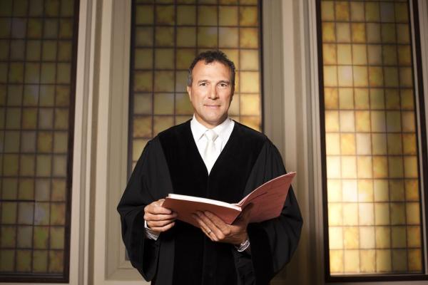 Bild 1 von 13: Richter Alexander Hold war Staatsanwalt und Richter am Amtsgericht in Kempten. Er steht in der erfolgreichen Court-Show-Tradition von SAT.1 und entscheidet Strafrechtsfälle - das ganze Spektrum der Strafbarkeit, vom Drogendealer bis zur Sexualstraftat ...