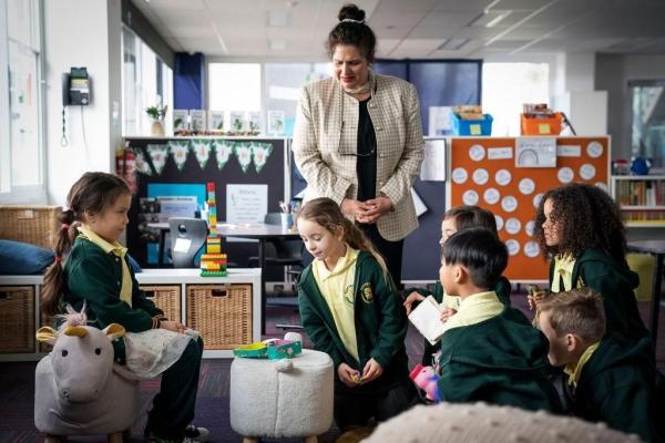 Bild 1 von 5: Lola (Maila Latukefu, l. sitzend); Mrs. Allen (Georgina Naidu, stehend)