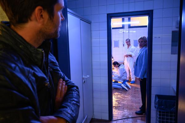 Bild 1 von 3: Es stellt sich heraus, dass das Mordopfer eine von Martina Seifferts (Astrid M. Fünderich) Studentinnen ist. Während Martina sich mit ihrem Kollegen Jo Stoll (Peter Ketnath, l.) bespricht, untersuchen Benedikt Förster (Florian Wünsche, r.) und sein Kollege (Darsteller unbekannt) den Fundort der Leiche. Handelt es sich hierbei um den Tatort oder um eine falsche Fährte?