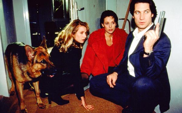 Bild 1 von 10: Im Bild: Kommissar Richie Moser (Tobias Moretti), Sonja Koller (Daniela Gaets, mi.) und Anne (Nadeshda Brennicke, li.) werden von den Mördern in Mosers Haus belagert.