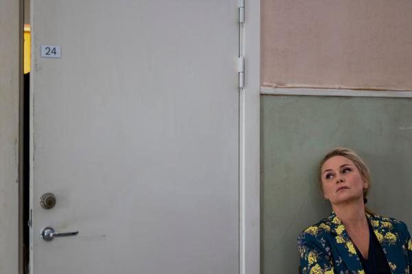 Bild 1 von 6: Tilda (Malin Levanon) wartet vor Ibraahins Zimmertür in der Flüchtlingseinrichtung.