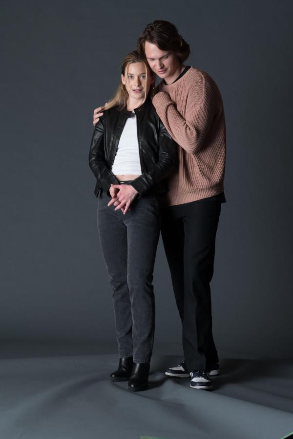 Bild 1 von 4: (1. Staffel) Samantha (Rachel Keller, l.); Jake Adelstein (Ansel Elgort, r.)