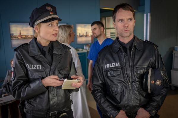 Bild 1 von 8: Melanie (Sanna Englund) merkt, dass Mattes' (Matthias Schloo) Coolness gegenüber Eva nur gespielt ist. Er hat die Trennung von der Ärztin noch nicht verarbeitet.