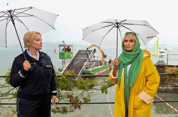 Bild 1 von 3: Nele Fehrenbach (Floriane Daniel, l.) ist sauer auf ihre Mutter Mechthild Fehrenbach (Diana Körner, r.). Für die Bauarbeiten der Bootsliegeplätze liegt keine Genehmigung vor.
