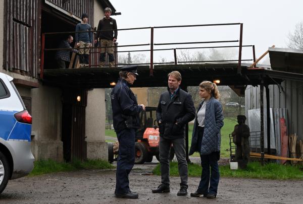 Bild 1 von 13: Hauptkommissar Robert Winkler (Kai Scheve, 2.v.r.) und seine Kollegin Karina Szabo (Lara Mandoki, r.) besuchen das Grundstück der Familie Ott, wo Polizeihauptmeister Wagner (Thomas Bading, 3.v.l.) schon die Suche nach der verschwundenen Tochter Mia Ott eingeleitet hat. Bruder Moritz Ott (Claude Albert Heinrich, l.) und Vater Frank Ott (Peter Schneider, 2.v.l.) beobachten das Geschehen.