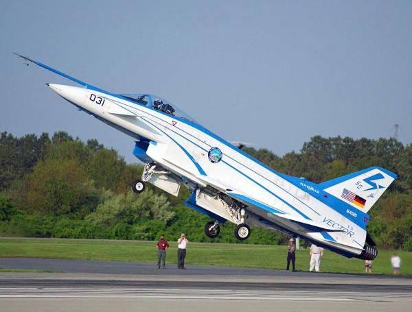 Bild 1 von 1: Die X-31 landet mit einem extrem hohen Anstellwinkel, um die Landestrecke zu verringern.