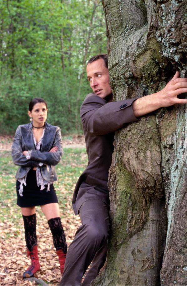 Bild 1 von 11: Emily (Isabella Parkinson, l.) beobachtet Enno (Markus Knüfken, r.) bei einem etwas ungewöhnlichen Versuch, sein Pech loszuwerden ...