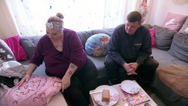 Bild 1 von 3: An ihrem Geburtstag wird Steffi von ihrem Verlobten Heiko (37) mit einem Kuchen und einer rosa Kuscheldecke überrascht