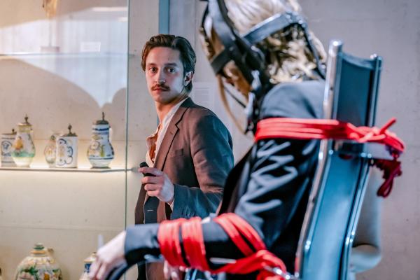 Bild 1 von 4: Der Kunststudent und Hausmeister des Museums Leon Kern (Tilman Tuppy, l.) ist besessen von Kunst. Könnte ihn der Gedanke einer einmaligen Inszenierung auf der Ausstellungseröffnung zur Tat getrieben haben?