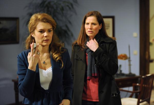 Bild 1 von 6: Annalena versucht Uschi zu beruhigen. Von links: Uschi Guggenmoser (Silke Popp) und Annalena Brunner (Heidrun Gärtner).