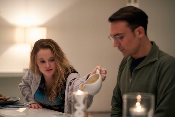 Bild 1 von 3: Amber Peel (Shannon Tarbet) hat ihre Freundin aus der Selbsthilfegruppe zum gemeinsamen Abendessen mit ihrem Bruder Aaron (Henry Lloyd-Hughes) eingeladen. Doch Aarons Misstrauen drängt den Abend in eine gefährliche Richtung.