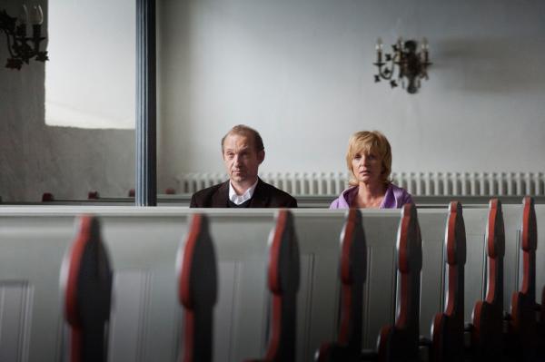 Bild 1 von 1: Pastor Hans-Uwe Petersen (Peter Heinrich Brix, l.) und Lebensgefährtin Petra Koslowski (Ulrike Kriener, r.) sorgen sich um das befreundete Paar Stefanie und Heinrich, die in finanziellen Nöten stecken.