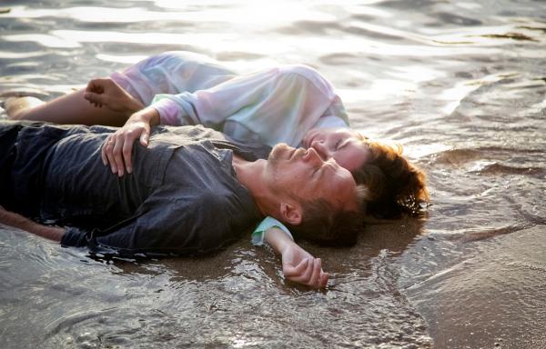 Bild 1 von 7: Für Hartwig (Matthias Koeberlin, vorne) ist sie immer noch da: seine verstorbene Frau Maria (Dagny Dewath, hinten).