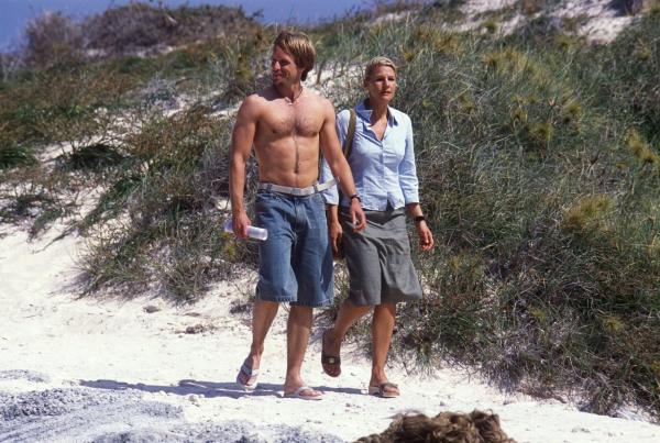 Bild 1 von 13: Sunnyboy Kyle (Julian Weigend, l.) zeigt Elena (Sophie Schütt, r.) die Schönheit Australiens.