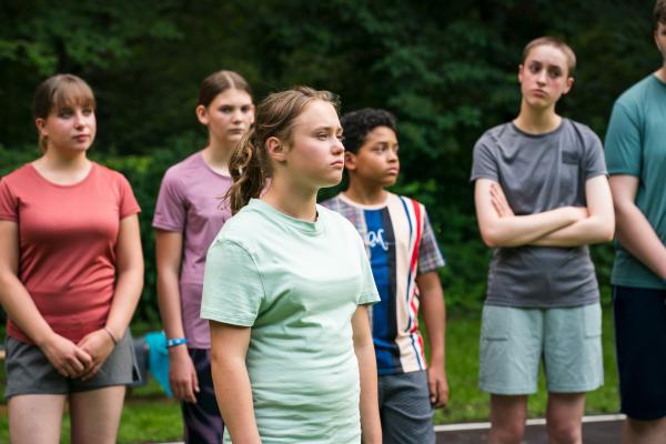 Bild 1 von 5: Frida (Elma Heß, vorne) diskutiert mit Herrn Hauser über die Ungerechtigekit seiner Benotung im Sportunterricht.© mdr/Saxonia Media/Thomas Dietze - Honorarfreie Verwendung gemäß AGB im redaktionellen Zusammenhang mit genannter Sendung bei Nennung \