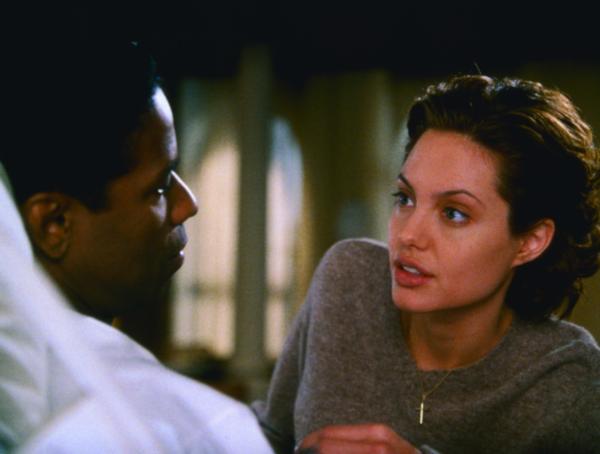 Bild 1 von 13: Einst einer der führenden Kriminologen des Landes, ist Lincoln Rhyme (Denzel Washington, l.) seit einem Unfall bewegungsunfähig ans Bett gefesselt. Seine Kollegin Amelia (Angelina Jolie, r.) ersetzt ihm jedoch in der Außenwelt Augen, Ohren und Beine ...