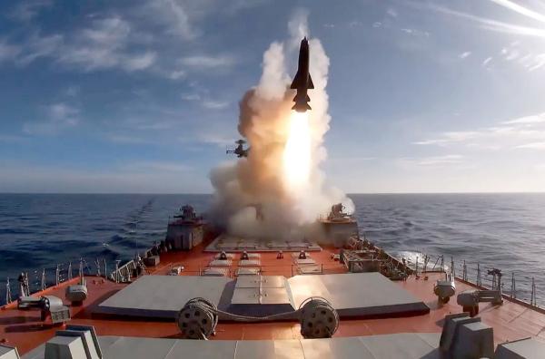 Bild 1 von 3: Der russische Raketenkreuzer ?Pjotr Weliki? im Arktischen Meer, 2022